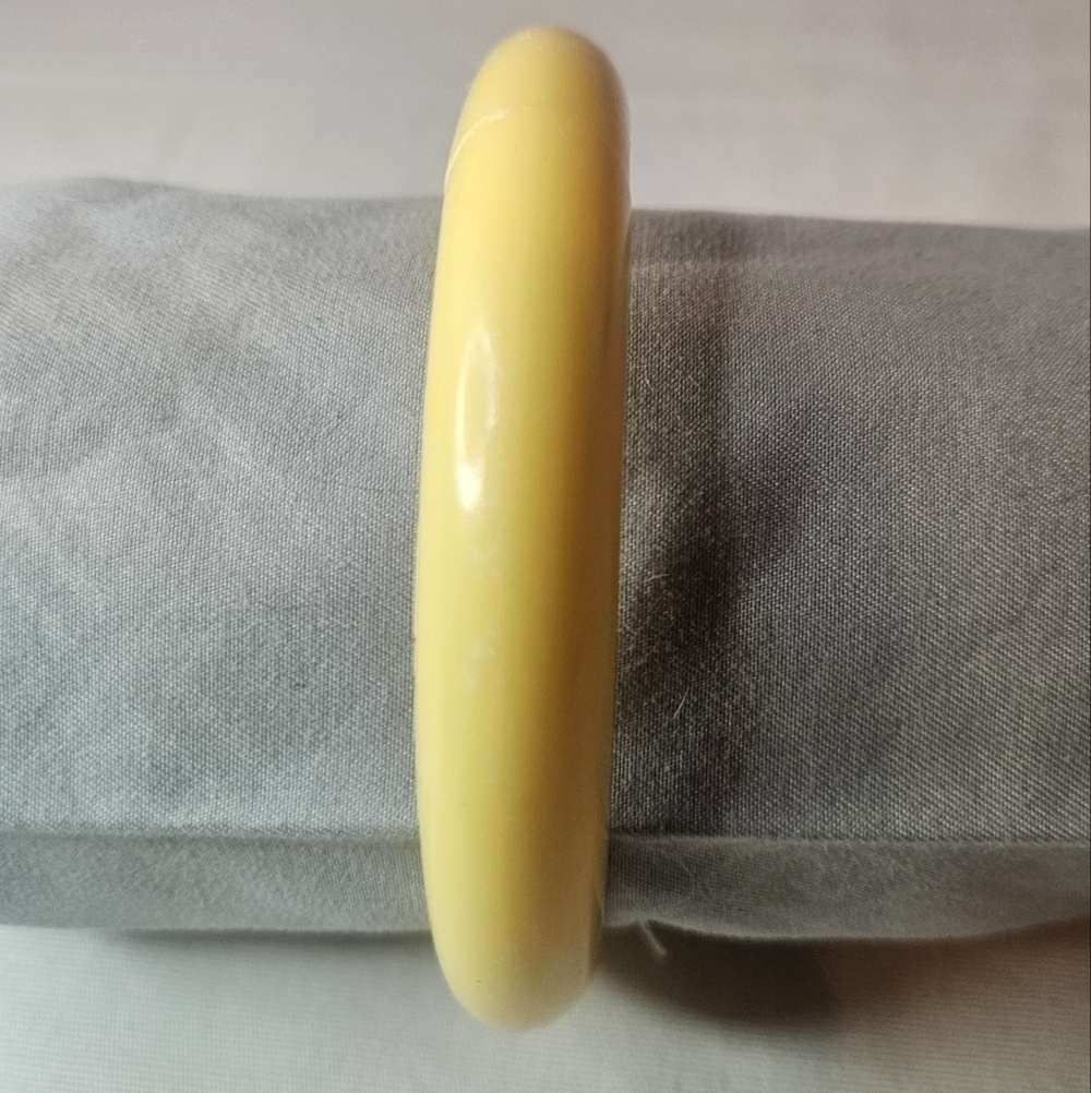 Vintage Butterscotch Yellow Bangle